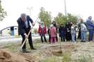 کاشت 30 اصله نهال توسط مسوولین دانشگاه علوم پزشکی فسا و جمعی از فرزندان بانوان شاغل